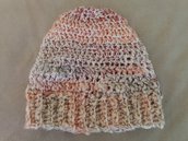 Originale cappello realizzato a uncinetto con lana variegata di colori