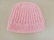 Cappello da bimba realizzato a uncinetto con lana di colore rosa