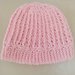 Cappello da bimba realizzato a uncinetto con lana di colore rosa