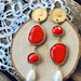 Orecchini pendenti realizzati a mano con cristalli rossi, per zama e gocce in madreperla