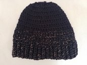 Cappello realizzato a uncinetto con morbida lana nera e. filato color oro