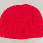 Cappello da bambina realizzato a uncinetto con lana di colore rosso