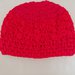 Cappello da bambina realizzato a uncinetto con lana di colore rosso
