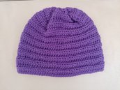 Cappello realizzato a uncinetto con lana color viola