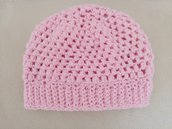 Delicato cappello da bambina realizzato con lana rosa a punto puff