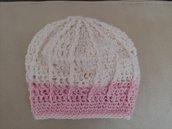 Cappello realizzato a uncinetto con lana bianca e rosa a punto a rilievo