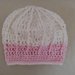 Cappello realizzato a uncinetto con lana bianca e rosa a punto a rilievo