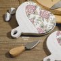 Tagliere e coltello formaggio cuore con fiori e frase incisa 