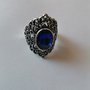 anello stile gotico vampiro con vetro blu