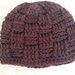 Cappello realizzato a uncinetto con lana marrone