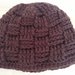 Cappello realizzato a uncinetto con lana marrone
