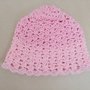 Cappellino da neonata realizzato a uncinetto con lana di colore rosa sfumato.