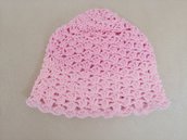 Cappellino da neonata realizzato a uncinetto con lana di colore rosa sfumato.