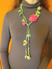Collana in cotone con fiori fatta a mano ad uncinetto