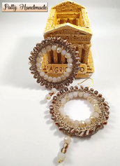 Orecchini realizzati ad uncinetto su base tonda con filato gioiello e mezzi cristalli