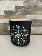 Porta spazzolini in gres porcellanato nero opaco decorato con mandala realizzato con la tecnica del puntinismo 