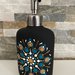 Dispenser sapone liquido in gres porcellanato nero opaco dipinto con mandala realizzato con la tecnica del puntinismo 