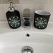 Dispenser sapone liquido in gres porcellanato nero opaco dipinto con mandala realizzato con la tecnica del puntinismo 