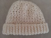 Cappello da donna realizzato con ottima lana di colore panna. Il lavoro e' eseguito a uncinetto.