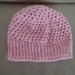 Delicato cappello realizzato a punto puff con lana color rosa