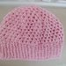 Delicato cappello realizzato a punto puff con lana color rosa