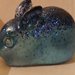 Coniglietto sdraiato in resina e glitter blu