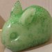 Coniglietto sdraiato in resina e glitter verde