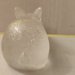 Coniglietto sdraiato in resina epossidica trasparente e glitter argento 