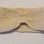 Fascia copriorecchie realizzata a mano a uncinetto in lana color beige chiaro