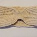 Fascia copriorecchie realizzata a mano a uncinetto in lana color beige chiaro