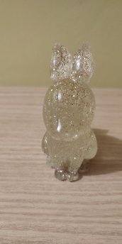 Coniglietto seduto su 2 zampe in resina epossidica e glitter 
