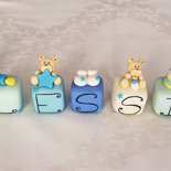 cake topper cubi con orsetti in mongolfiera  in scala di blu coordinato mongofiera 7 cubi 7 lettere 