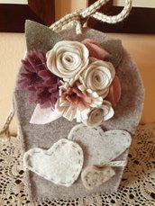 Scatola di feltro decorata con fiori e cuori di pannolenci