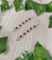 Orecchini pendenti lunghi con perle rosse e pendente a cuore