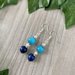 Orecchini pendenti con perle blu e azzurre e perline