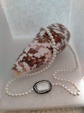 Collanina di perle di fiume con perla piatta centrale