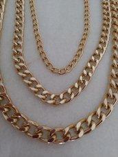 Importante collana con tre giri di catena a gradazione di grandezza color oro