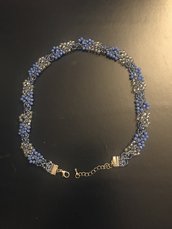 collier all'uncinetto con perline azzurro