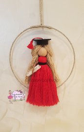 Bambola laureata a parete 