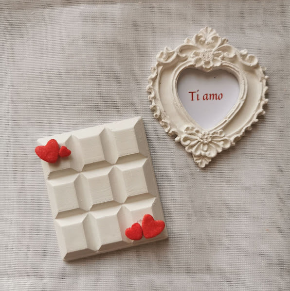 KoKoBin Cornice A Forma Di Cuore | PVC Bianco 57x50 Cm | 6 Fori Per Foto 16x11 Cm | Decorazione Parete