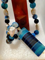 Collana di agata blu e perle di fiume