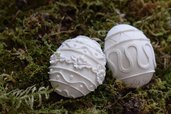 Piccole uova di pasqua decorative in gesso bianco