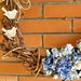 Ghirlanda decorativa di tralci di vite, boccioli e fiori cuciti a mano