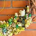 Ghirlanda decorativa di tralci di vite, boccioli e fiori cuciti a mano