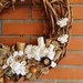 Ghirlanda decorativa di tralci di vite, fuoriporta,  boccioli cuciti a mano, bianco,biscotto