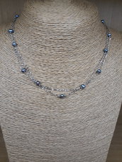 collana in acciaio con piccole perle pavone