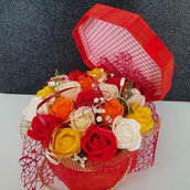 Scatola ornamento rose di sapone rosso, arancione, giallo, bianco e avorio