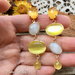 Orecchini pendenti realizzati a mano con cristalli bianchi e gialli e pietre dure 