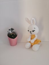 Coniglietta gialla in cotone amigurumi 