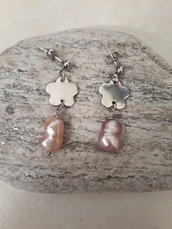 orecchini in acciaio con perla rosa
